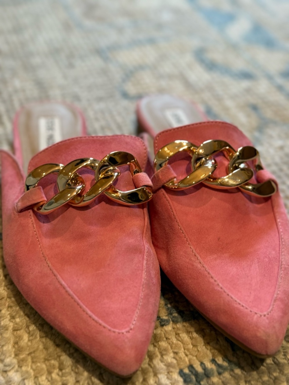 Steve Madden Pink Suede Pointed Mules with Gold Chain - Picture 2 of 4
